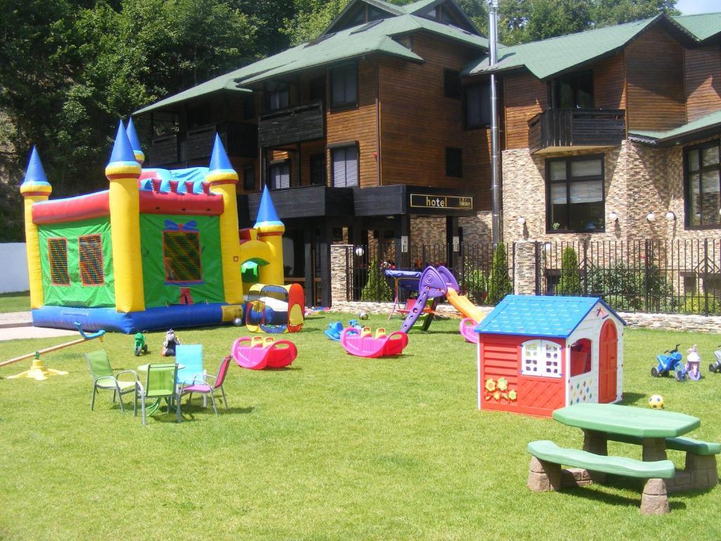 Hotel Hillden Lodge&Restaurant Drumu Carului ภายนอก รูปภาพ