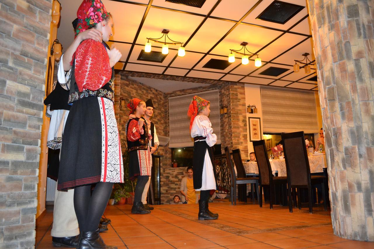 Hotel Hillden Lodge&Restaurant Drumu Carului ภายนอก รูปภาพ