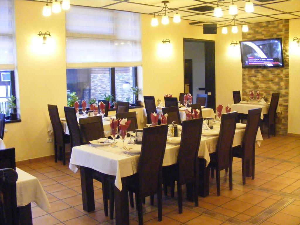 Hotel Hillden Lodge&Restaurant Drumu Carului ภายนอก รูปภาพ